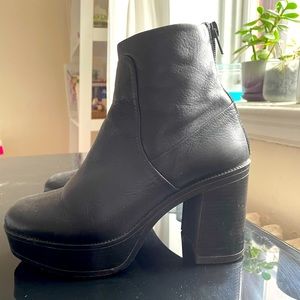 Selling intervalle leather boots size us8.